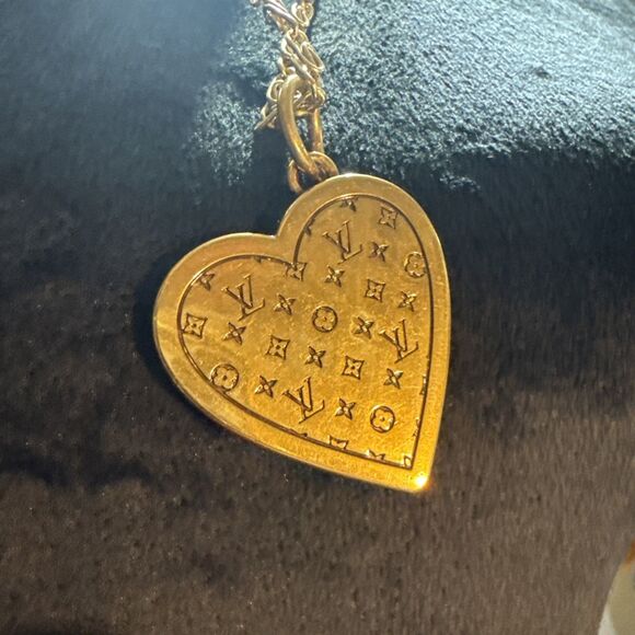 Unbranded Large Gold Tone Heart Shape Moveable Arrow Charm w/ 23” Necklace L-V - Picture 3 of 11